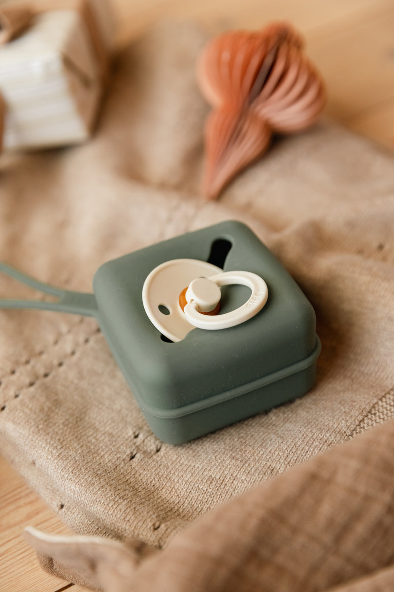 pacifier case / pine