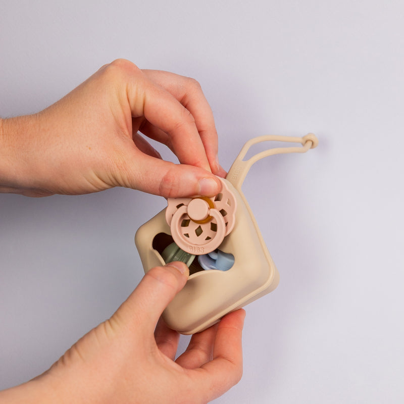 pacifier case / vanilla